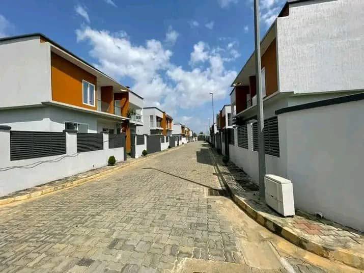 A VENDRE : MINI CITÉ DE 23 VILLAS