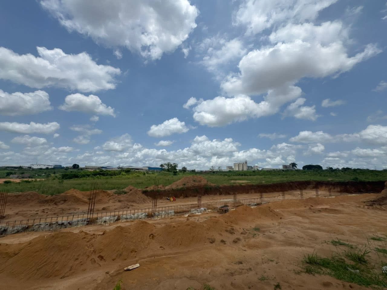 EN VENTE AU M² : LOT INDUSTRIEL