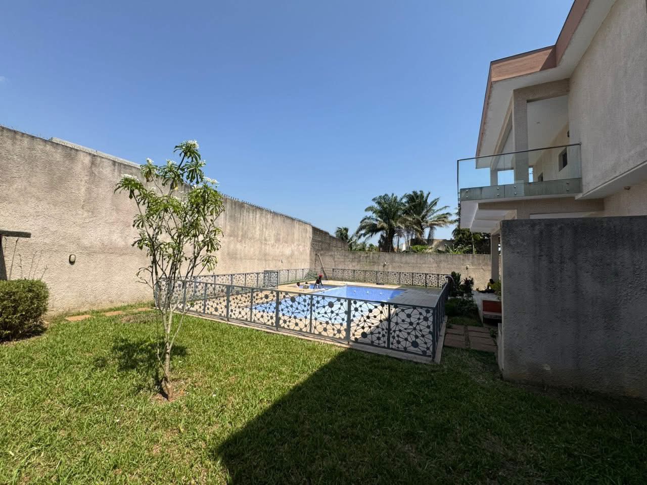 A VENDRE : VILLA 8 PIECES - ATTOBAN